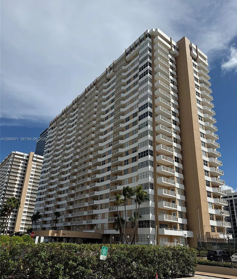 Hemispheres Condo — Photo 4