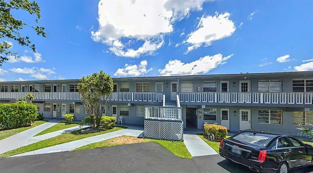 Building Photo - 751 Pine Dr #101