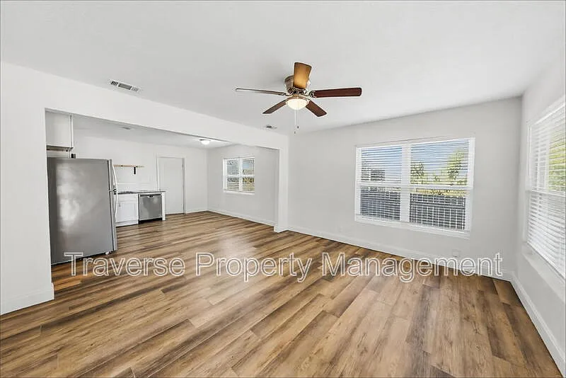3 bed, 2.0 bath, 1100 sqft, $2,095 — Photo 4