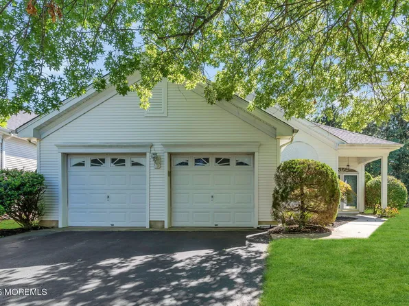 27 Bellflower Drive, Lakewood, NJ 08701
