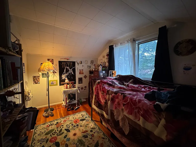 5 Bed 1.5 Bath in Fairhaven Close to Everything On a Bus Line — Photo 40