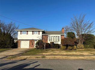 267 Aster St, Massapequa Park, NY 11762