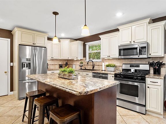4th image of 205 E Gooding St