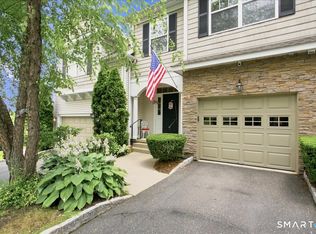 28 Woodcrest Ln #28, Danbury, CT 06810