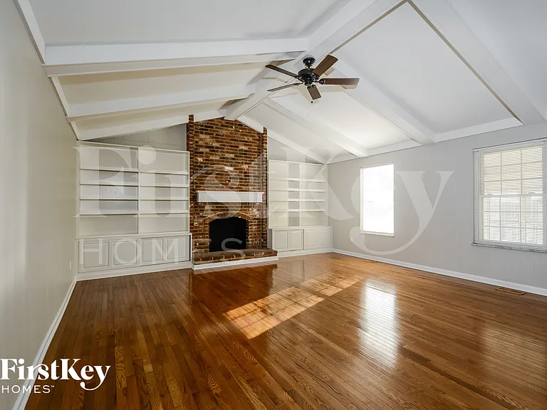 1530 Froesel Dr — Photo 2