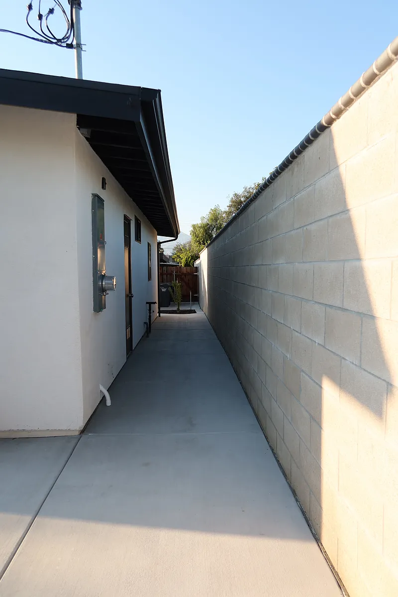 Building Photo - 1322 Campus Ave #2