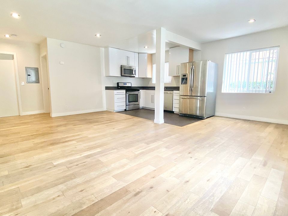 1st image of 3842 Ingraham St #204