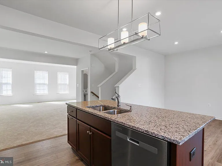 100 Stafford Pl — Photo 5