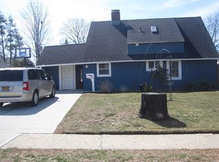 27 Grange Ln, Levittown, NY 11756