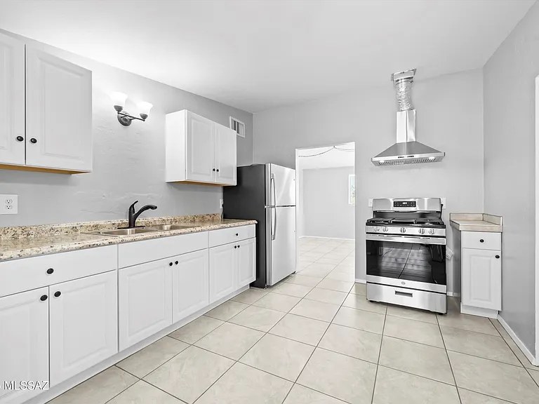 202 S Avenue C — Photo 7