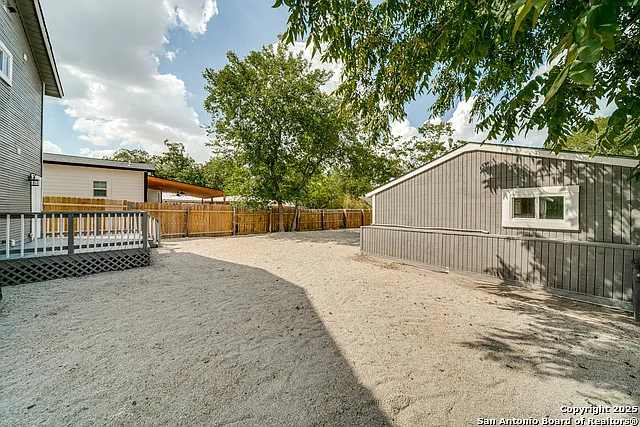 811 W Kings Hwy — Photo 35