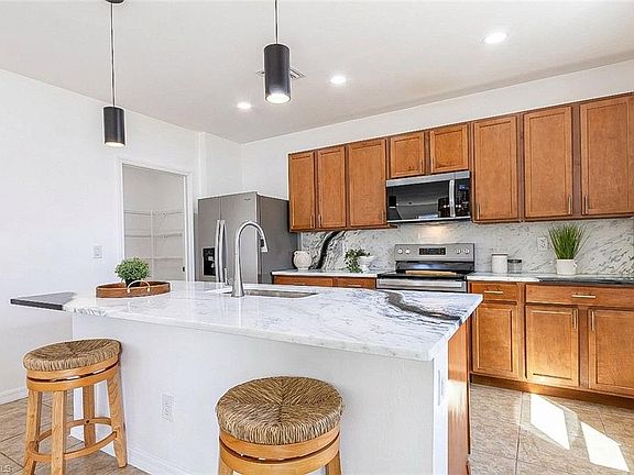4th image of 1717 SW 3rd PL