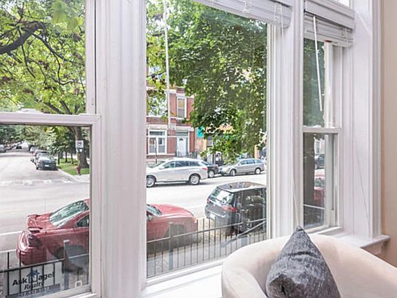 2nd image of 831 N Damen Ave APT 1
