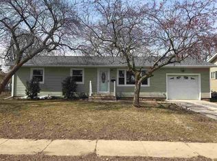 1106 N 12th St, Clinton, IA 52732