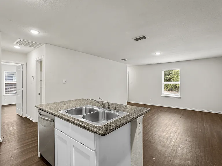 2208 Sayle St — Photo 8