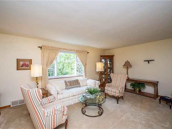 3rd image of 305 Hoodridge Dr