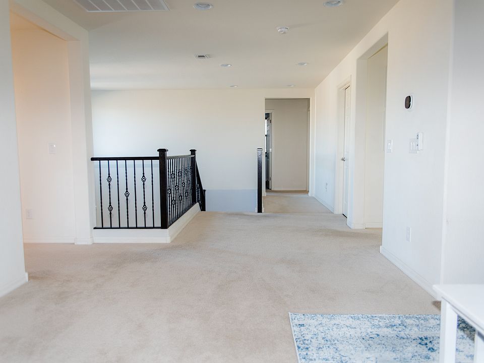 1st image of 815 W Desert Hollow Dr
