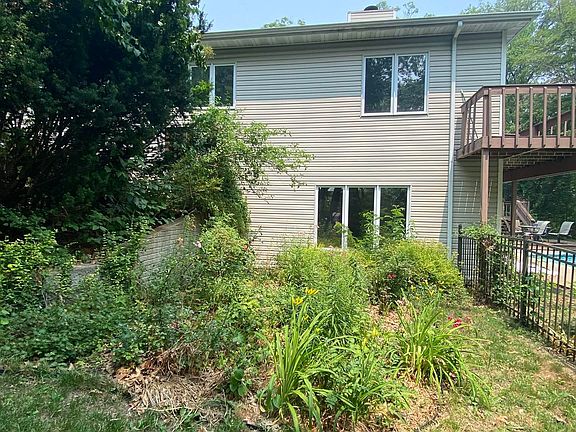 4th image of 2441 Peach Ave