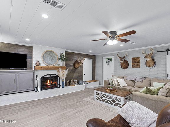 2nd image of 203 NW 4th St