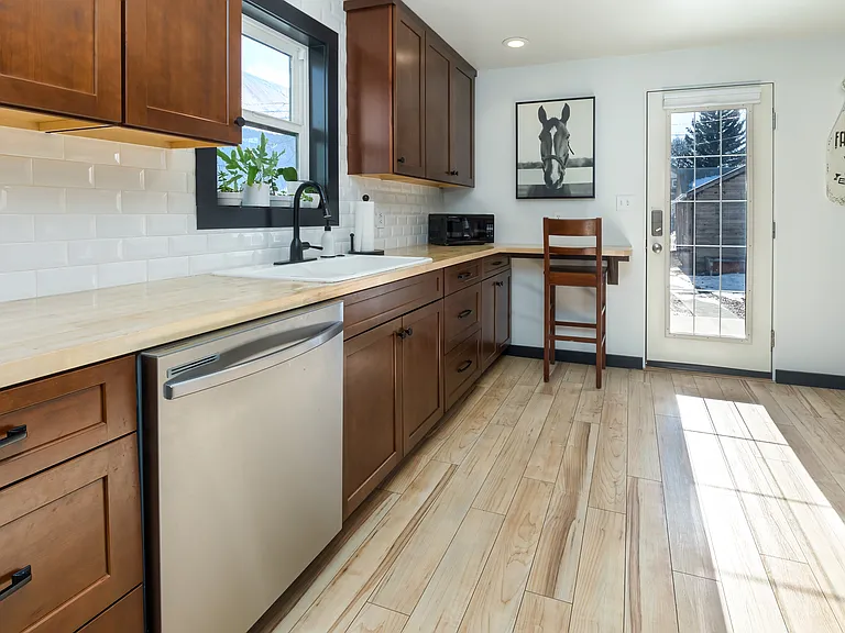 521 E Spruce St — Photo 15