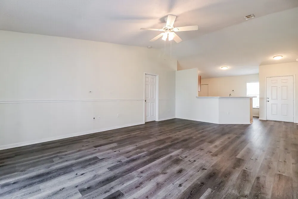 3 bed, 2.0 bath, 1424 sqft, $2,210 — Photo 3