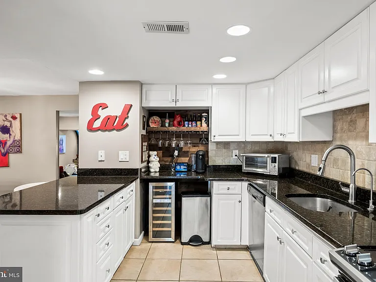 1410 Chanticleer — Photo 13