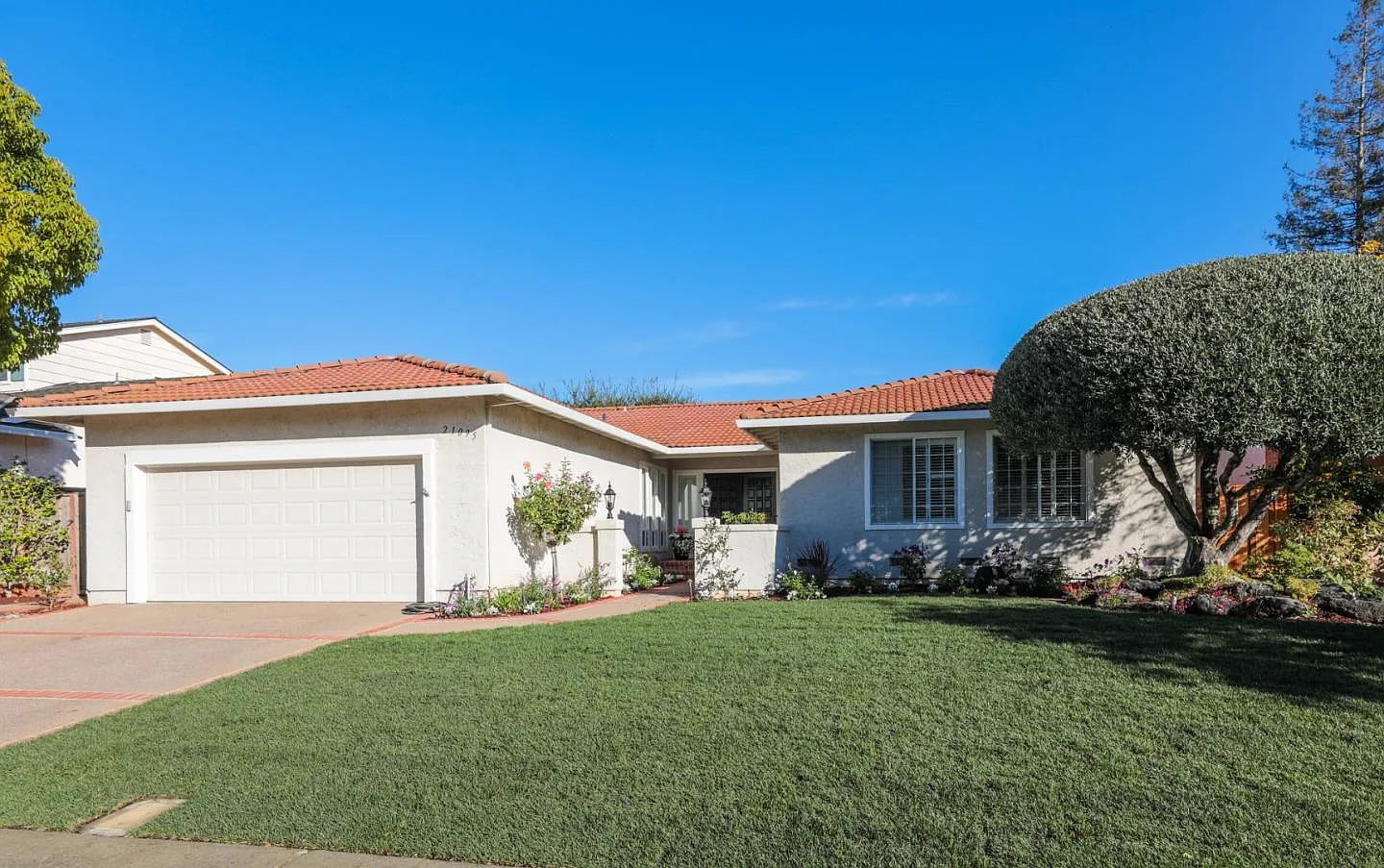 21095 Lauretta Dr photo 1