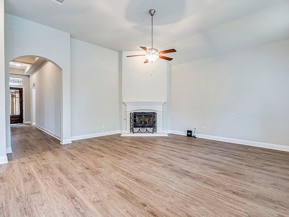 4th image of 836 Richardson Ln