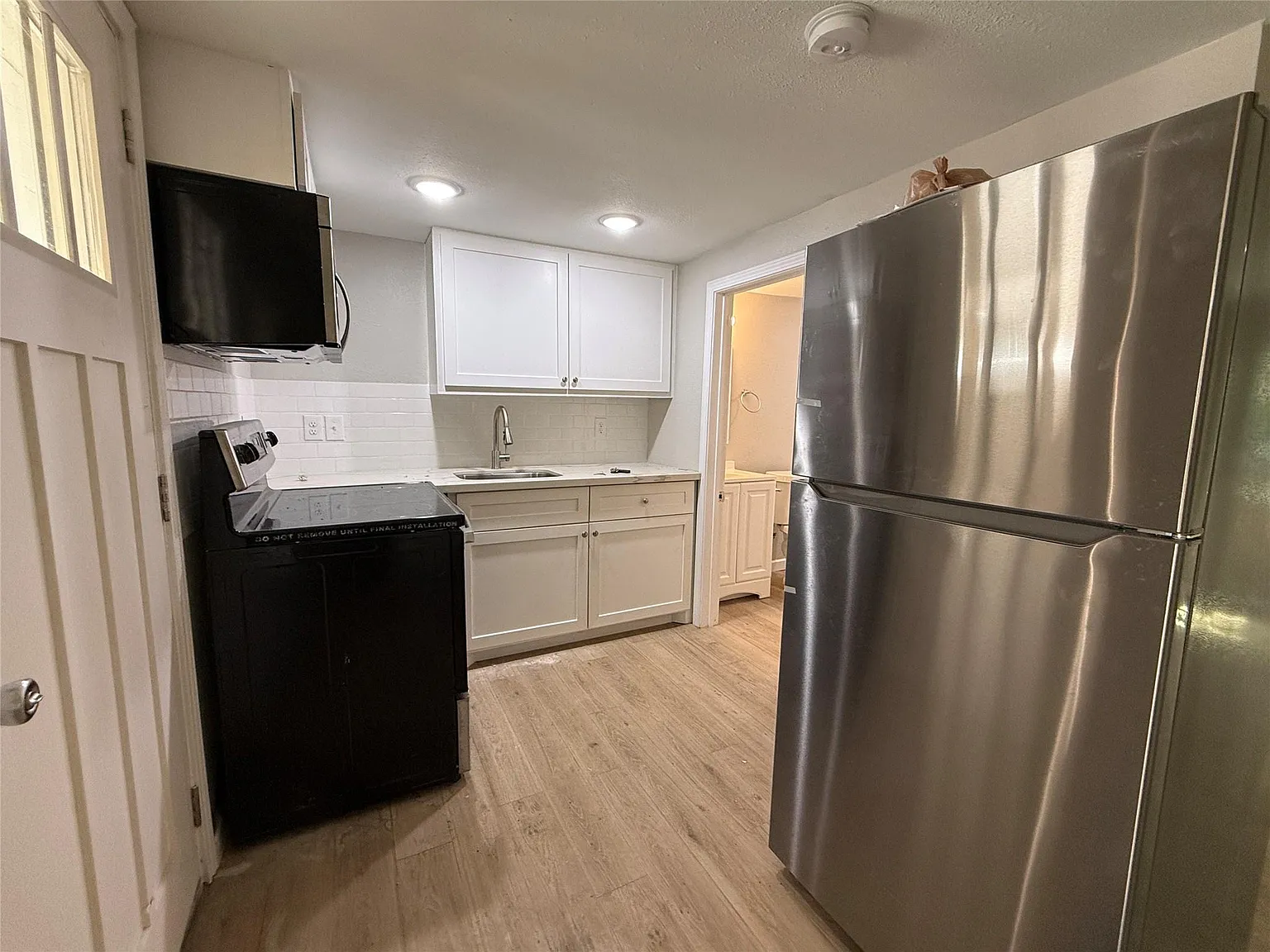 1 bed, 1.0 bath, 300 sqft, $595 — Photo 2