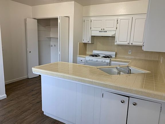 5th image of 536 E Myrtle Ave