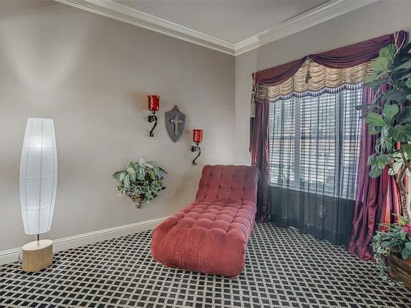 4th image of 3447 Columbus Dr