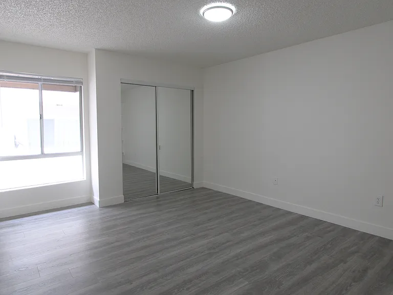 328 E Providencia Ave — Photo 18