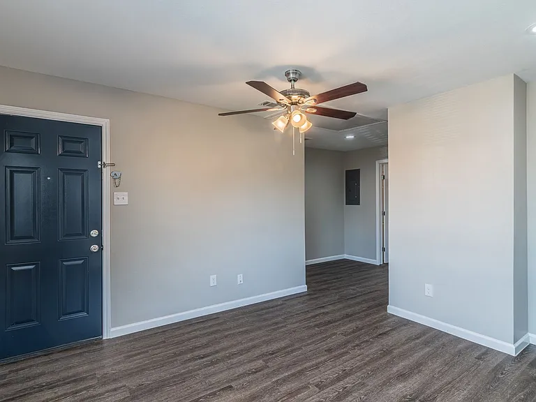 3102 Wentworth St #4 — Photo 5