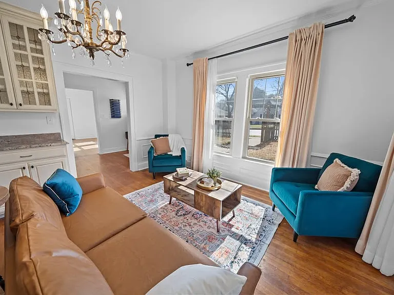 210 E Dobbs St — Photo 15