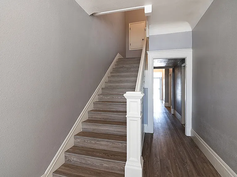 1017 S Burlington Ave — Photo 23