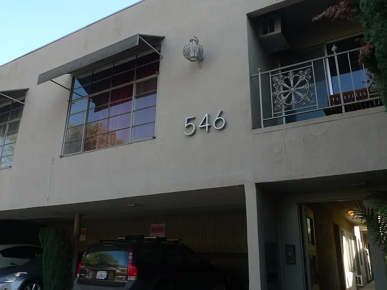 546 N Flores St #6 — Photo 4