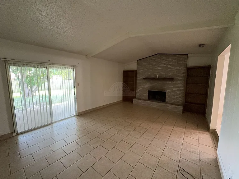 2408 Carnation Dr — Photo 5