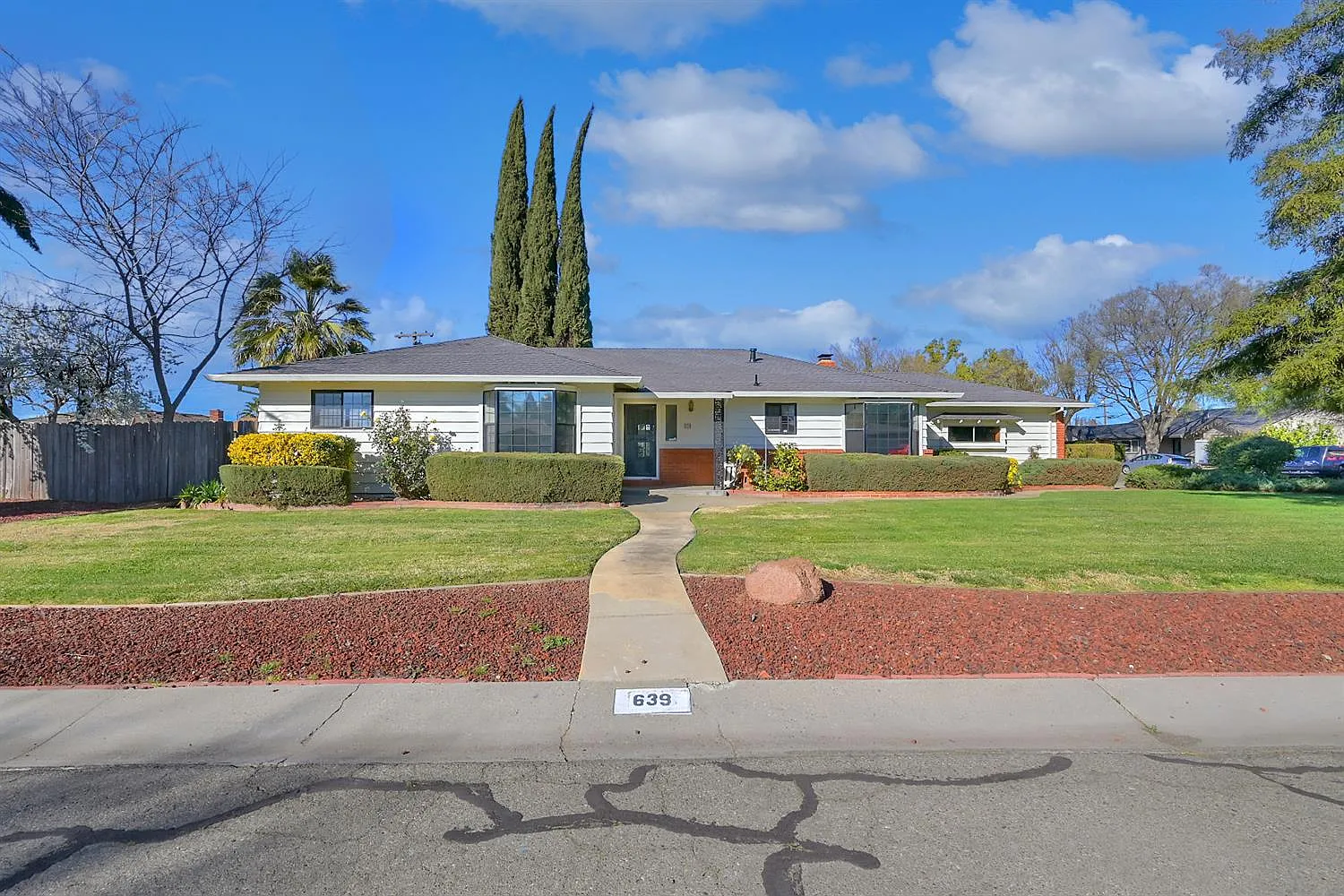 639 Winslow Dr photo 1