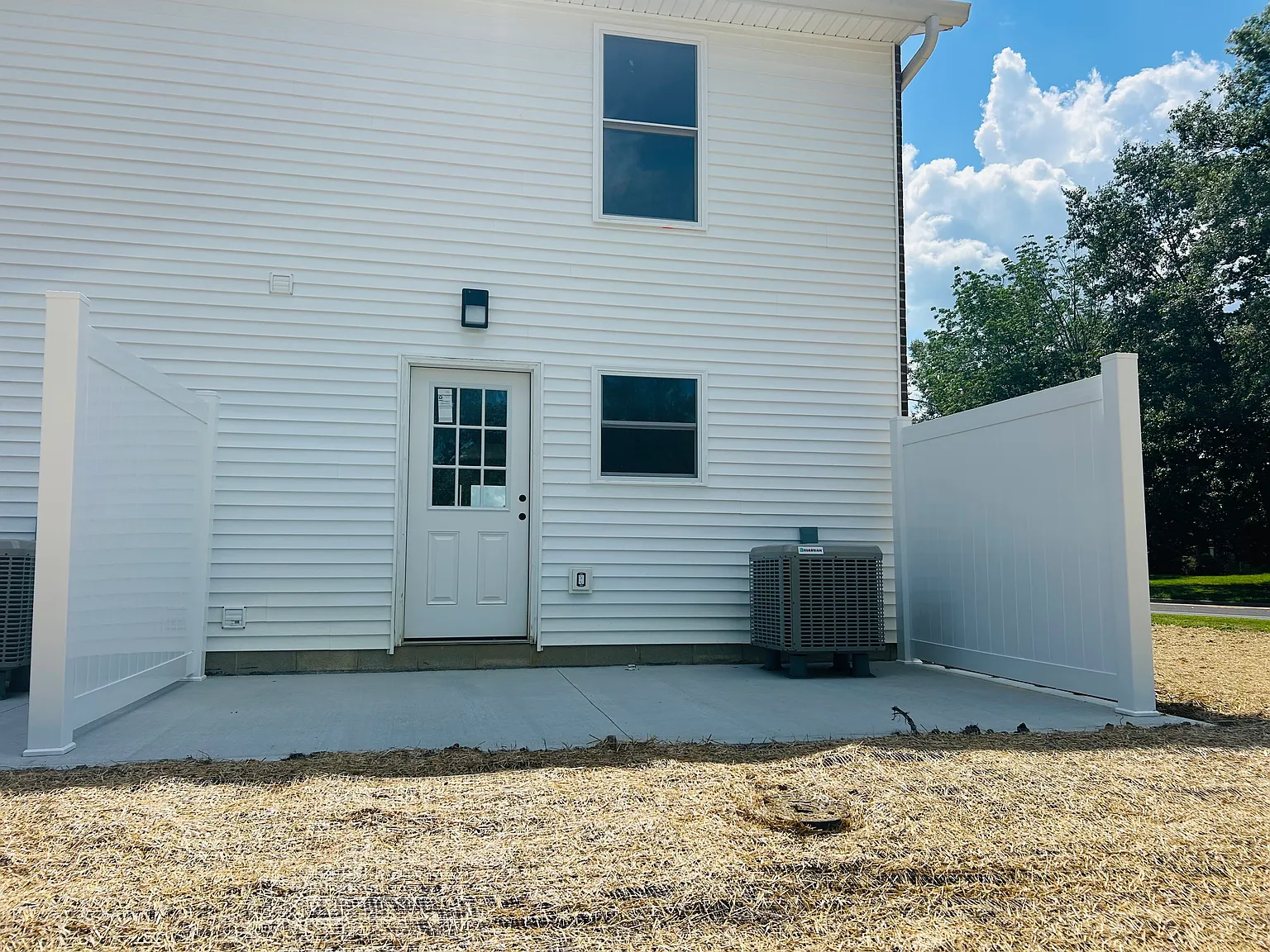 2 bed, 1.5 bath, 1000 sqft, $1,300 — Photo 2