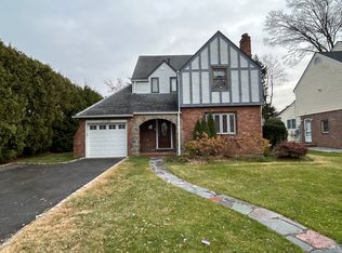 22 Andover Ln, Manhasset, NY 11030