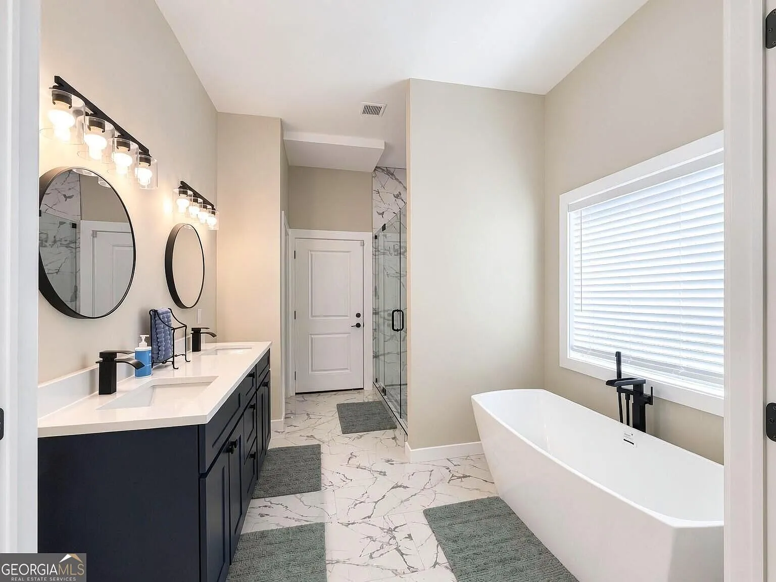 4 bed, 3.5 bath, 2100 sqft, $3,200 — Photo 3