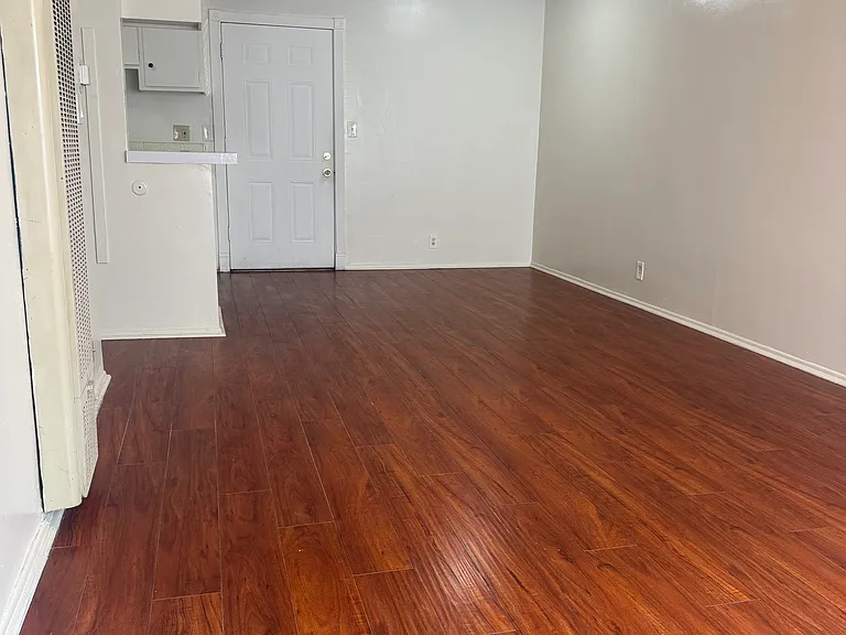 1025 N Mariposa Ave #8 — Photo 3