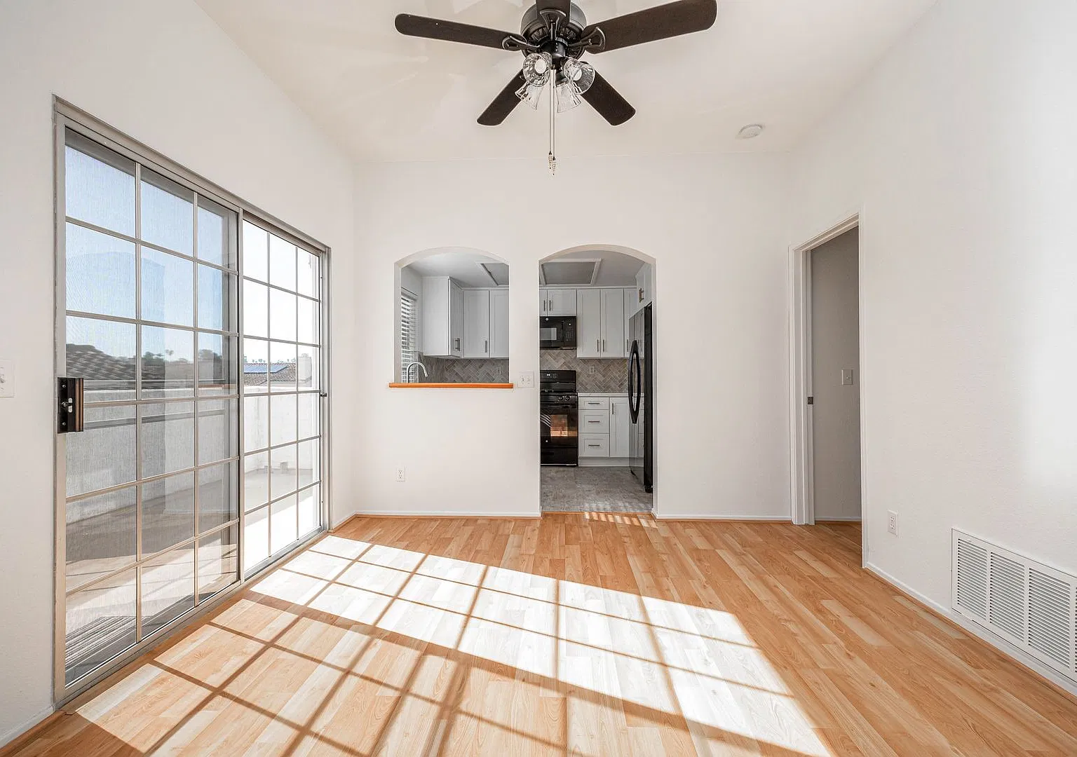 Amazing 2 Bedroom w/ A/C in Vista - $2,800/Mo. — Photo 3