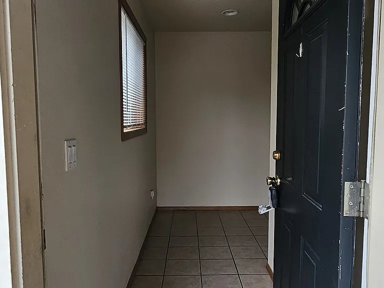 457 NE Knights Bridge Rd — Photo 2