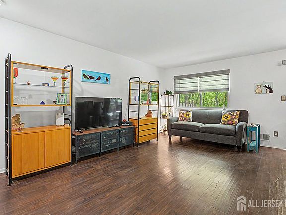4th image of 73 Letts Ct