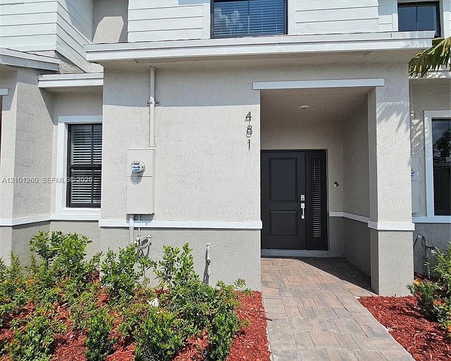 481 NE 15th St