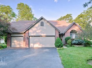 1235 Hickory Ln, Woodstock, IL 60098