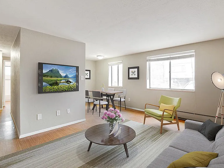 Topaz Apartments — Photo 2