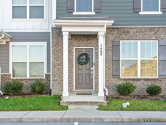 3rd image of 1609 Tolkien Ln