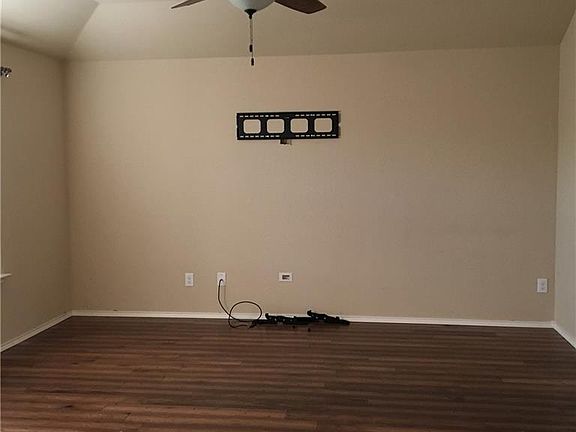 5th image of 686 Lincoln Ave